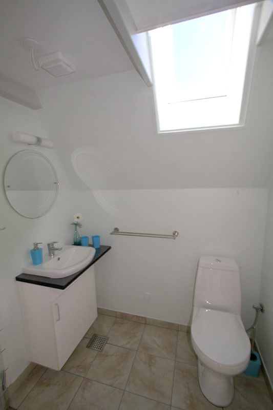badeværelse - toilet og håndvask